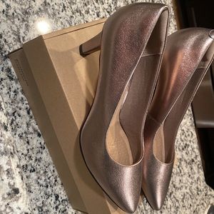 Clarks Ileana Tulip Metallic Pump Size 9, brand new, never worn.
2.75-in. heel